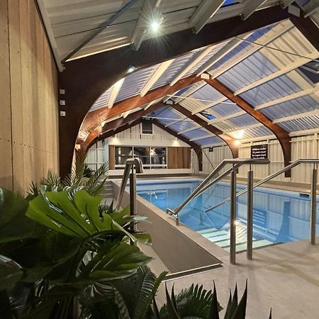 Tasman Holiday Parks - Крайстчёрч Экстерьер фото The swimming pool at the new school
