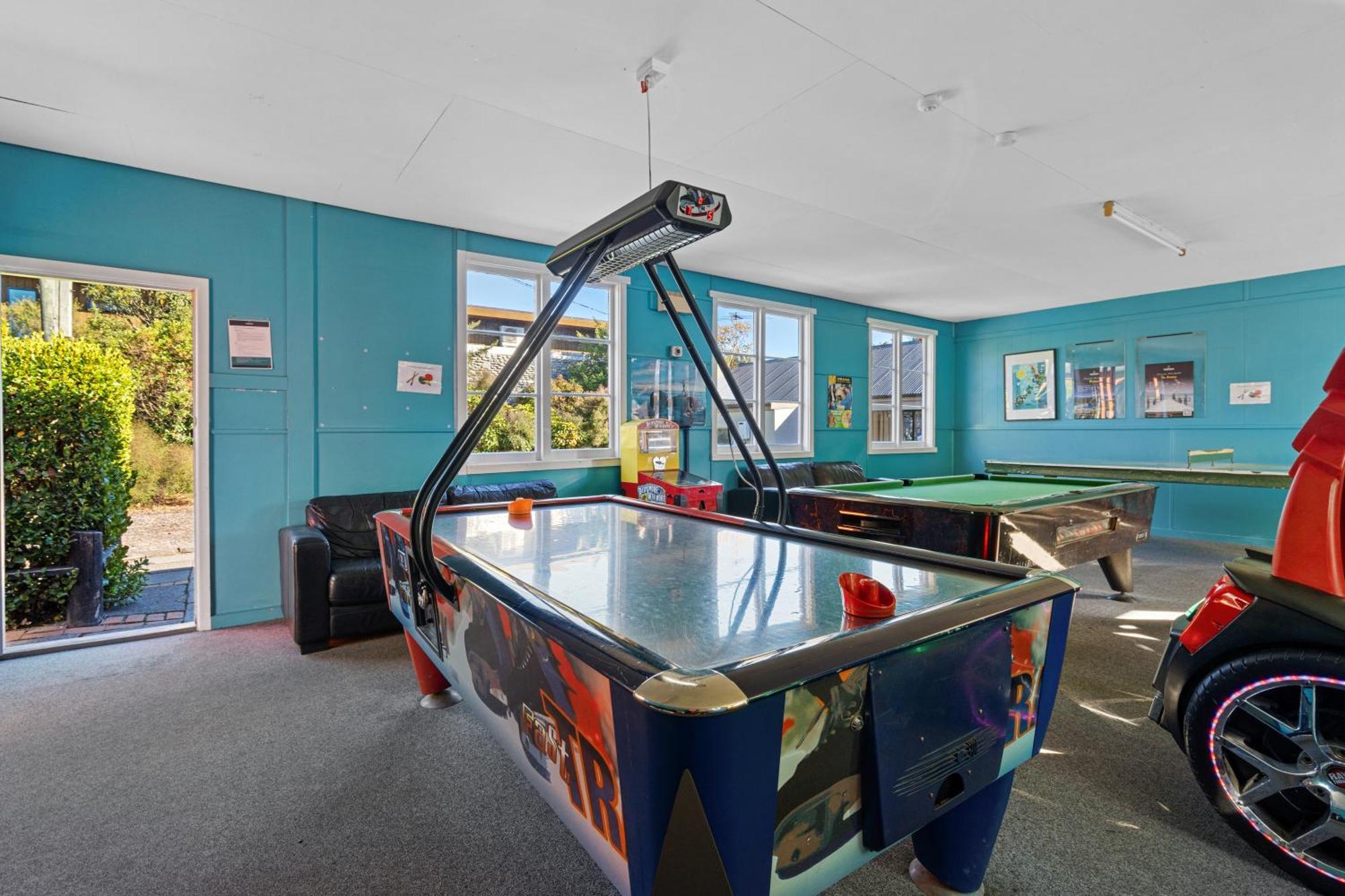Tasman Holiday Parks - Крайстчёрч Экстерьер фото Air hockey table