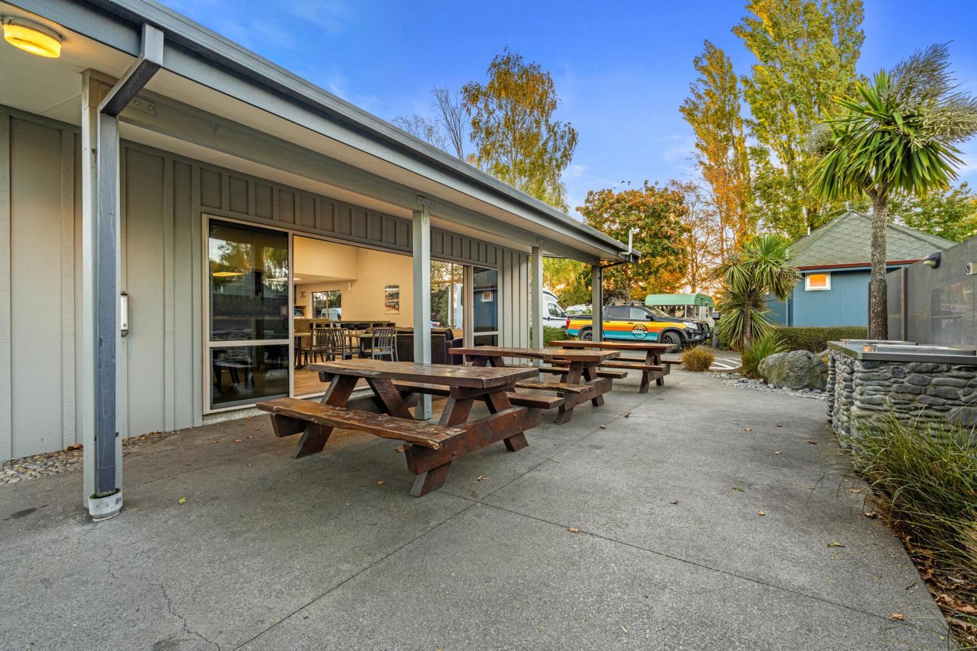 Tasman Holiday Parks - Крайстчёрч Экстерьер фото The cafe at the centre