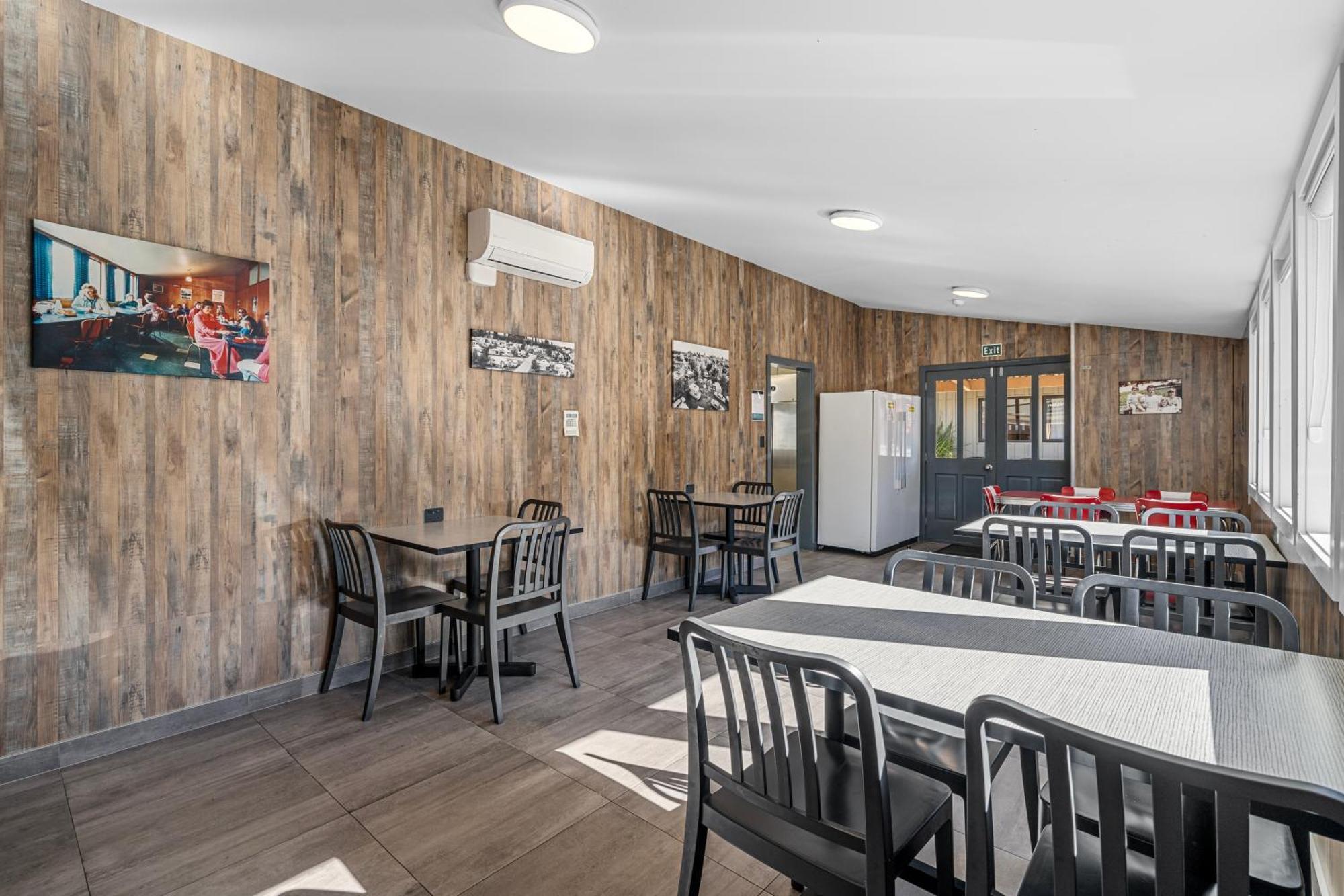 Tasman Holiday Parks - Крайстчёрч Экстерьер фото The dining room at the hostel