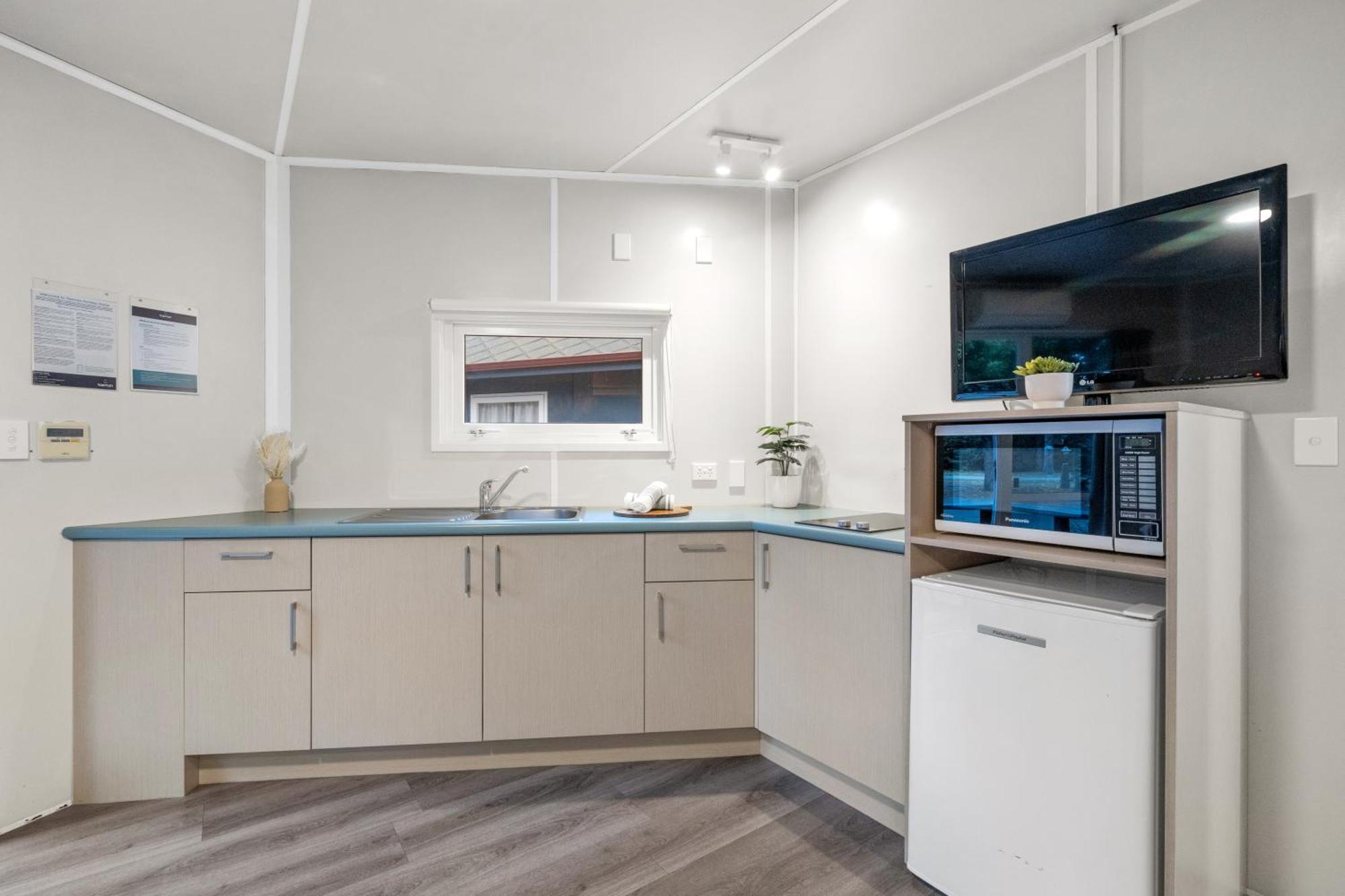 Tasman Holiday Parks - Крайстчёрч Экстерьер фото The kitchen of a one-bedroom apartment at the hospital