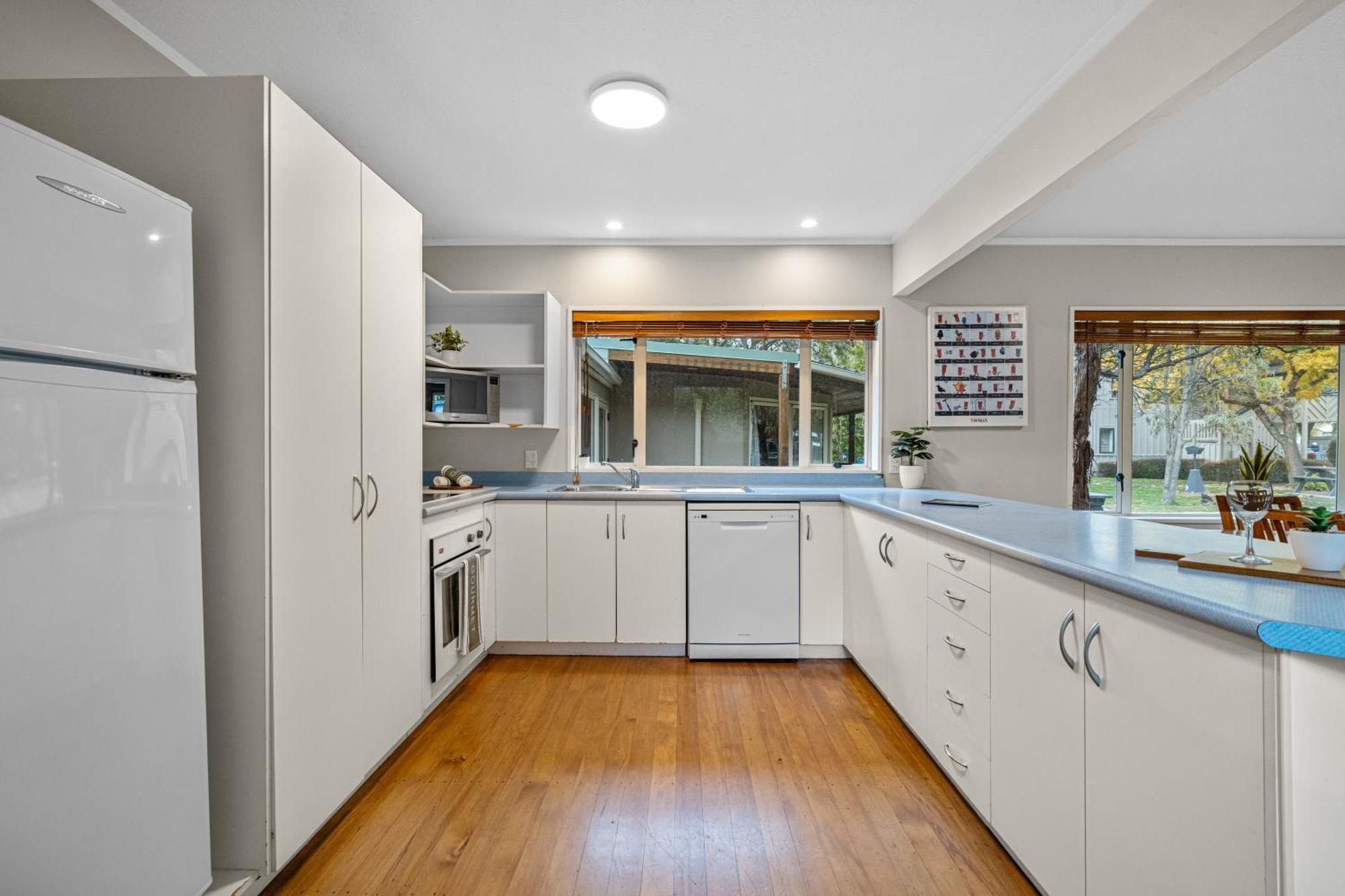 Tasman Holiday Parks - Крайстчёрч Экстерьер фото A modern Australian kitchen