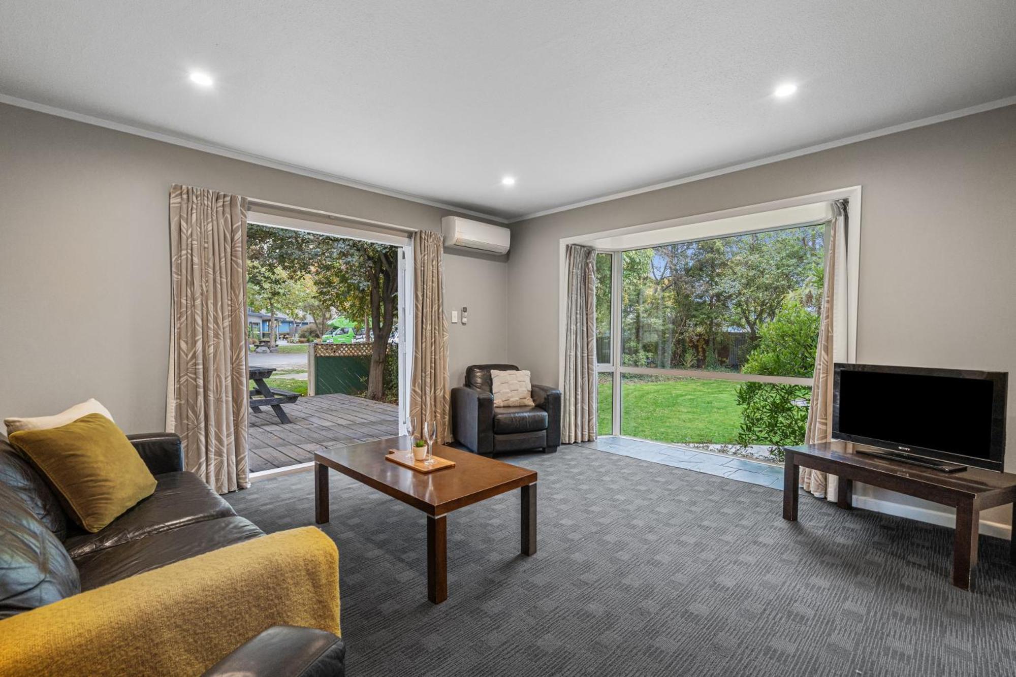 Tasman Holiday Parks - Крайстчёрч Экстерьер фото Living room with sliding doors