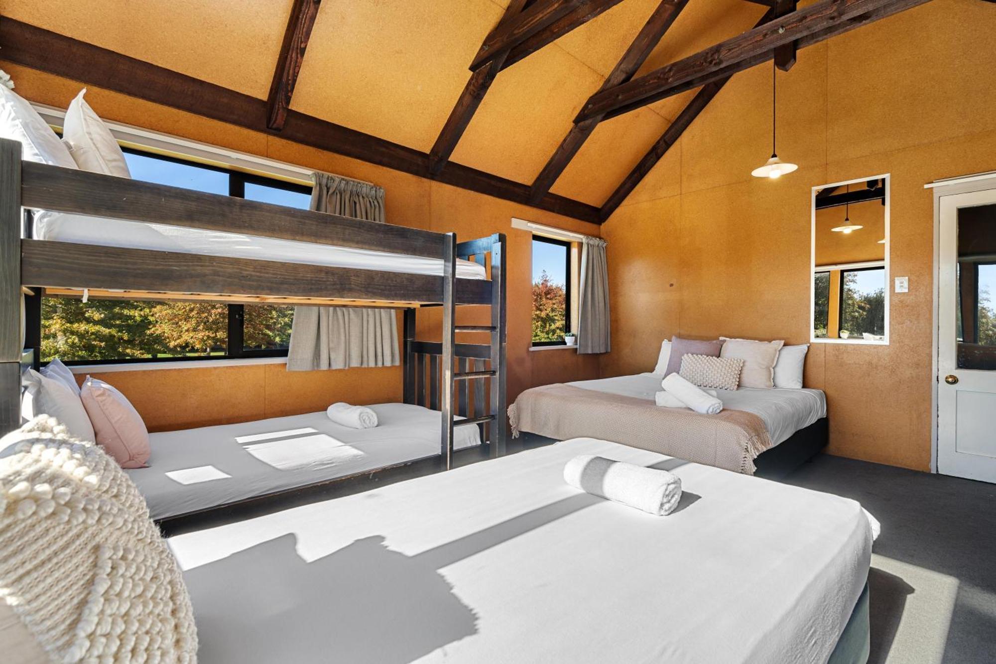 Tasman Holiday Parks - Крайстчёрч Экстерьер фото A room at the lodge