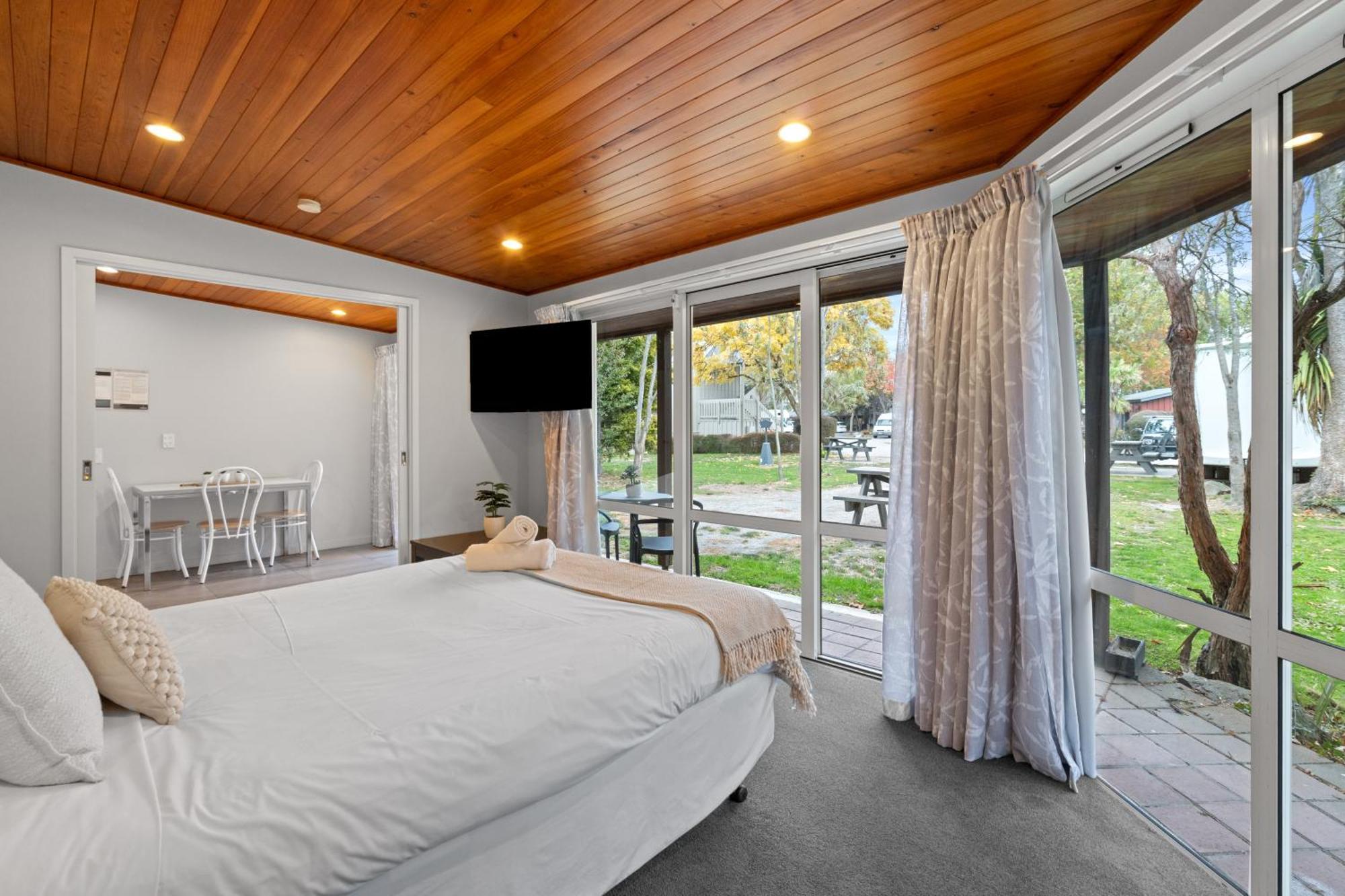 Tasman Holiday Parks - Крайстчёрч Экстерьер фото A bedroom at the hotel
